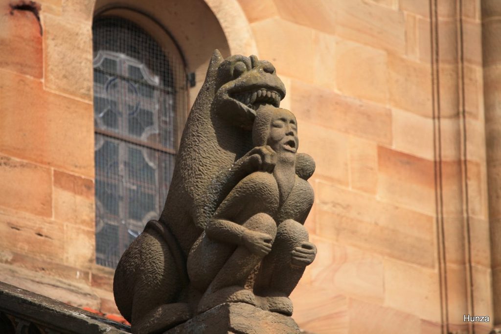 Acrotère représentant une bête sauvage tenant un personnage sur le côté sud de l’église de Rosheim