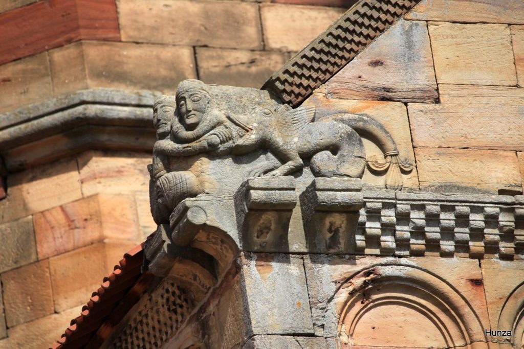 Acrotère représentant deux chevaliers combattant un dragon sur le transept sud de l’église de Rosheim
