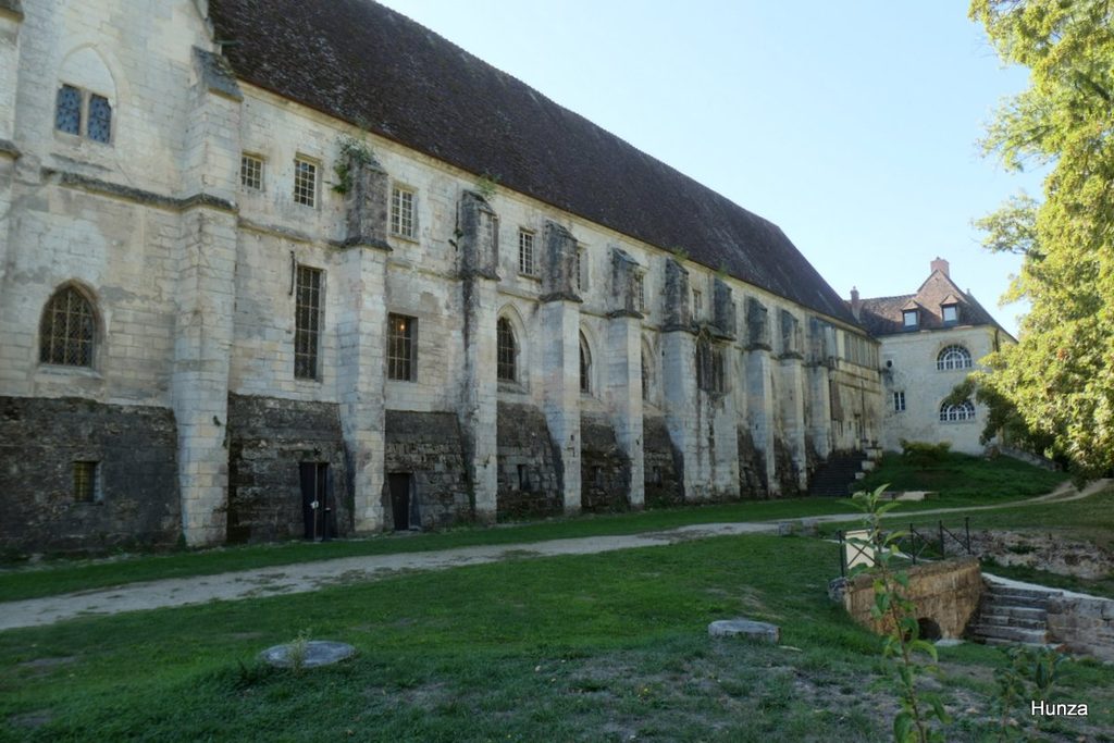 Aile nord de l’abbaye royale du Moncel avec le dortoir à l’étage, le réfectoire et les celliers voûtés en dessous