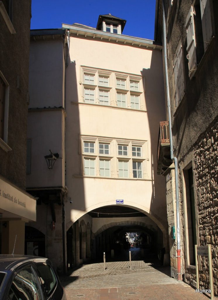 Entrée des arcades du Consulat vue depuis la rue Belle Isle à Villefranche-de-Rouergue