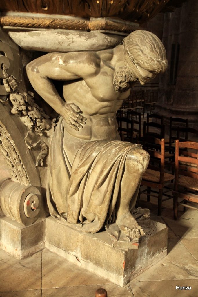 Atlante sculpté de la chaire de la cathédrale de Rodez
