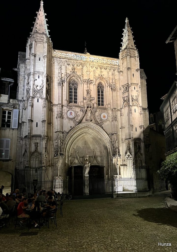 La façade gothique flamboyante de la basilique Saint-Didier illuminée la nuit.