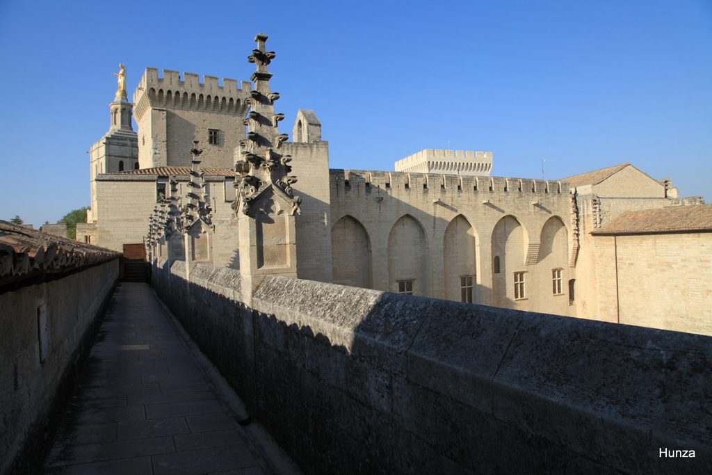 Chemin de ronde du Palais des Papes à Avignon avec la tour de la Campane et Notre-Dame des Doms