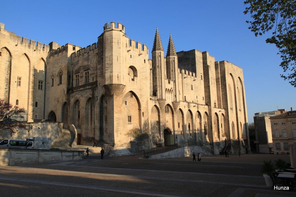 Palais des Papes à Avignon éclairé par la lumière du soir