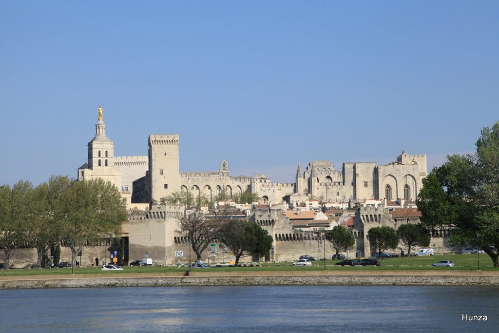 Palais des Papes et remparts d’Avignon vus depuis l’île de la Barthelasse