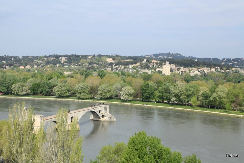 Pont Saint-Bénézet à Avignon vu depuis le rocher des Doms