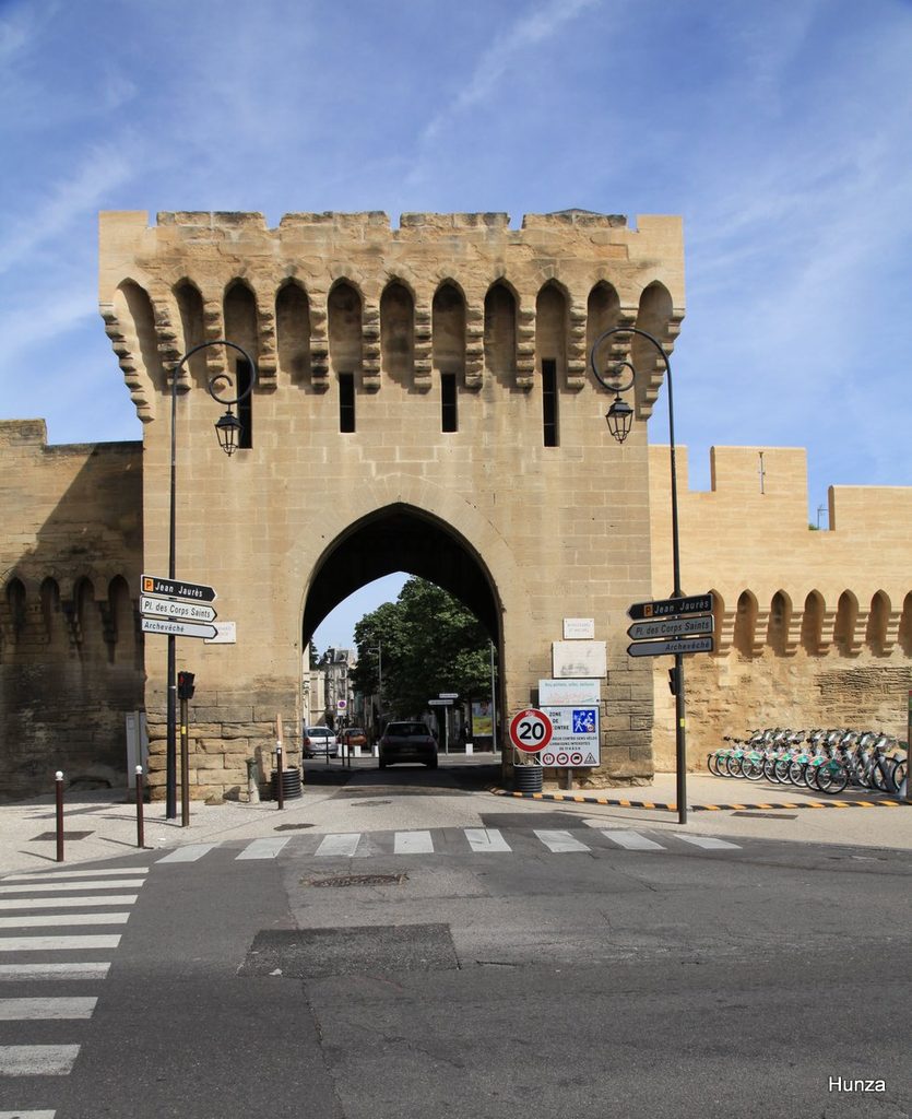 Porte Saint-Michel dans les remparts d’Avignon