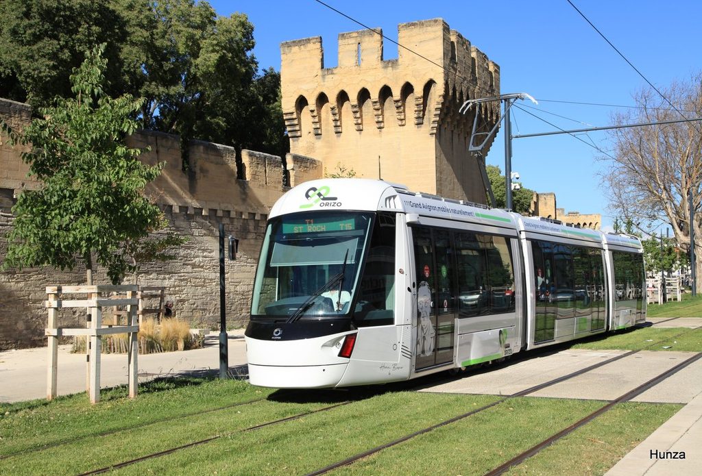 Remparts d'Avignon et tramway T1