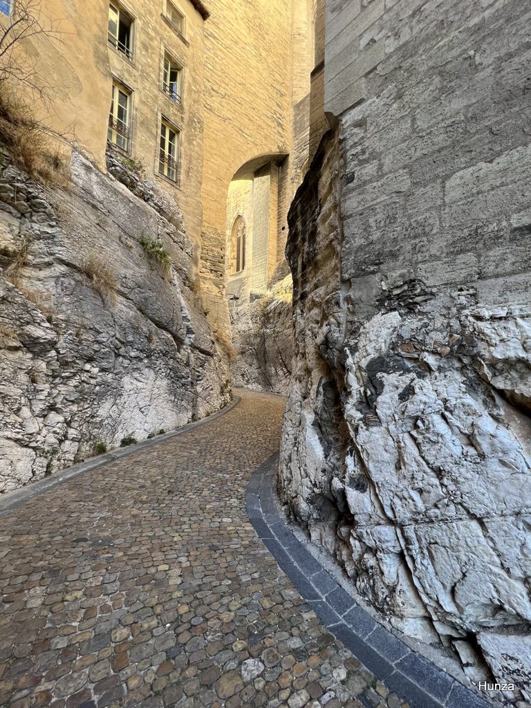 Rue de la Peyrolerie creusée dans le rocher à Avignon
