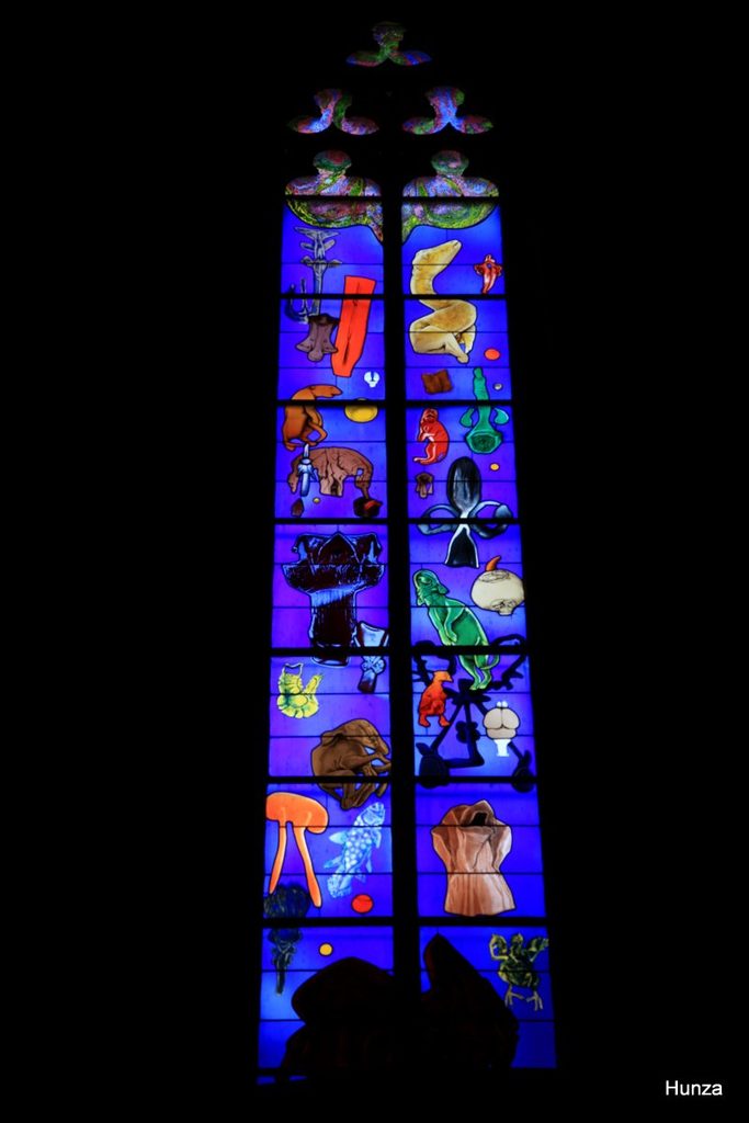 Baie de la Création de Stéphane Belzère dans la cathédrale de Rodez