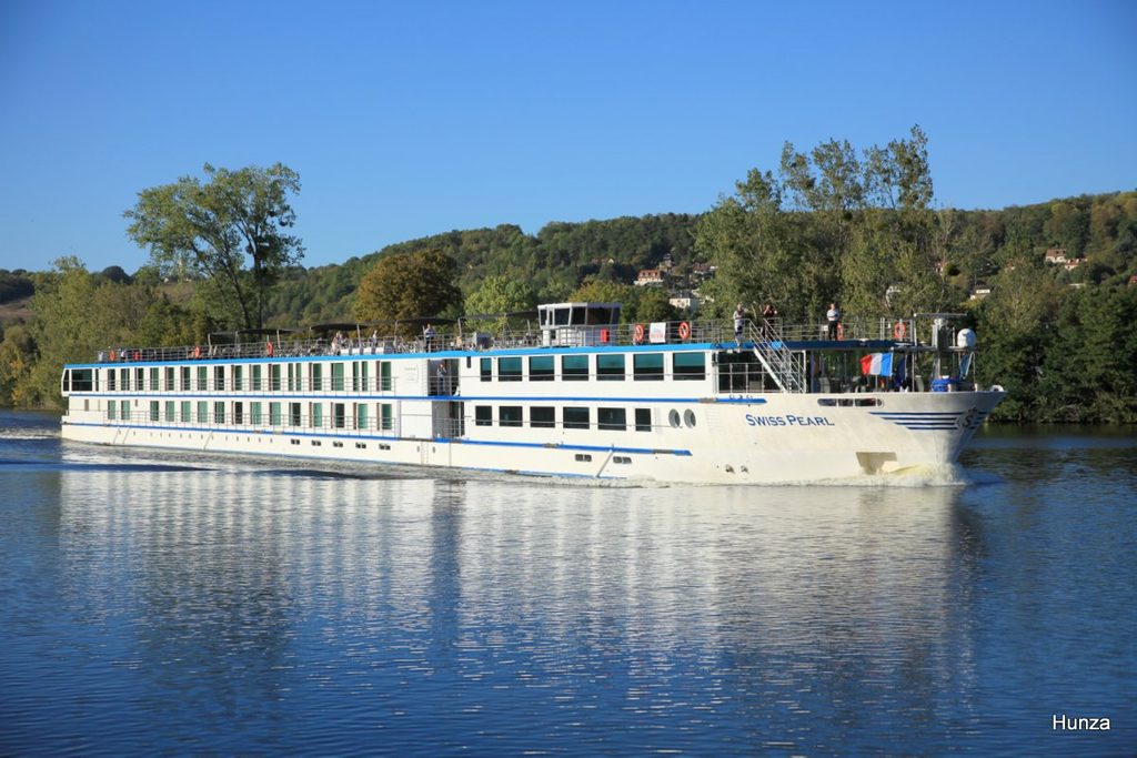 Bateau de croisière sur la Seine passant à Mantes-la-Jolie