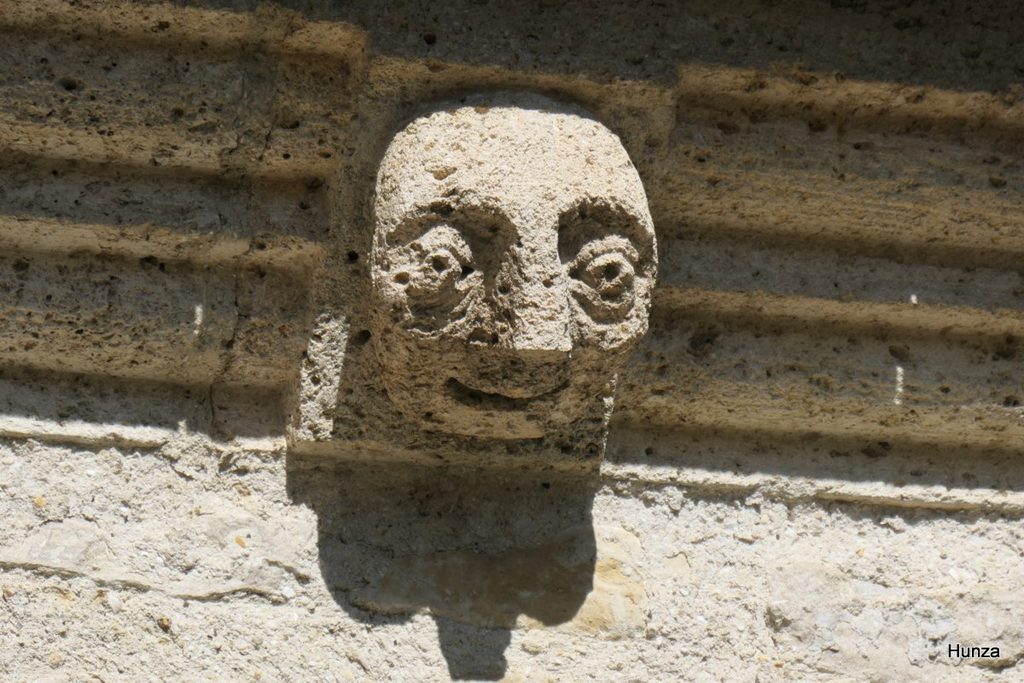 Modillon sculpté du Bonhomme Bich sur l'église de Rhuis