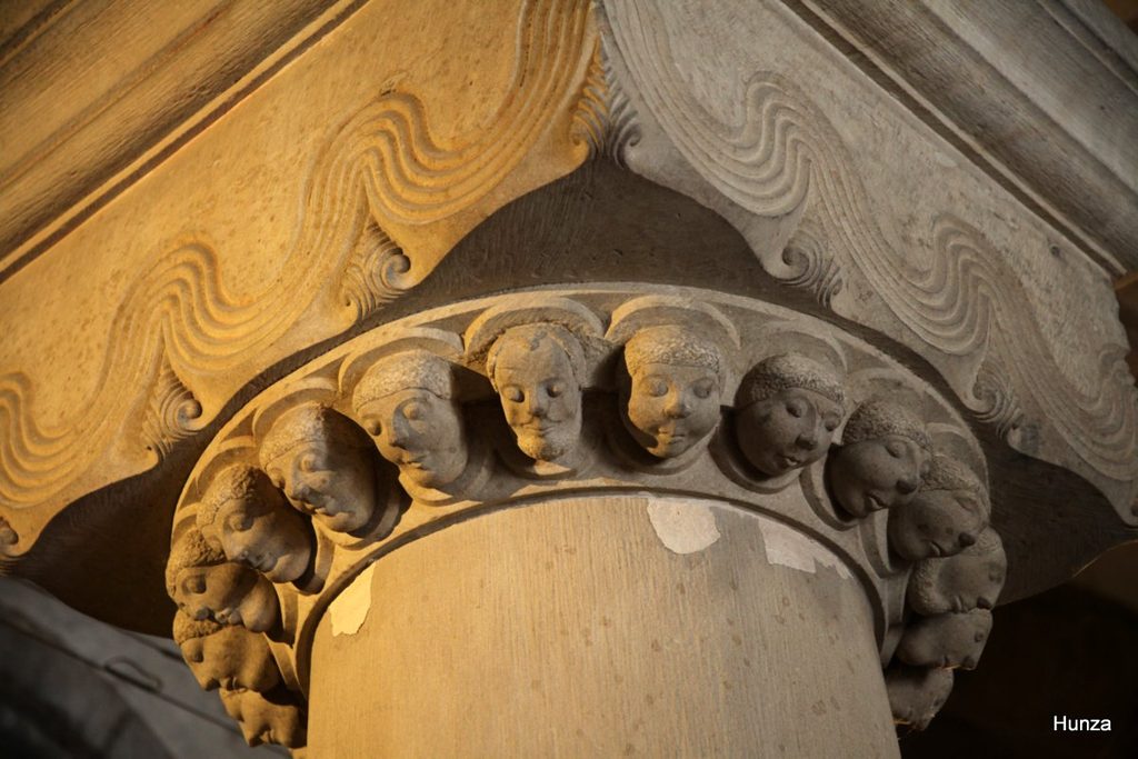 Chapiteau aux 21 têtes de l’église de Rosheim
