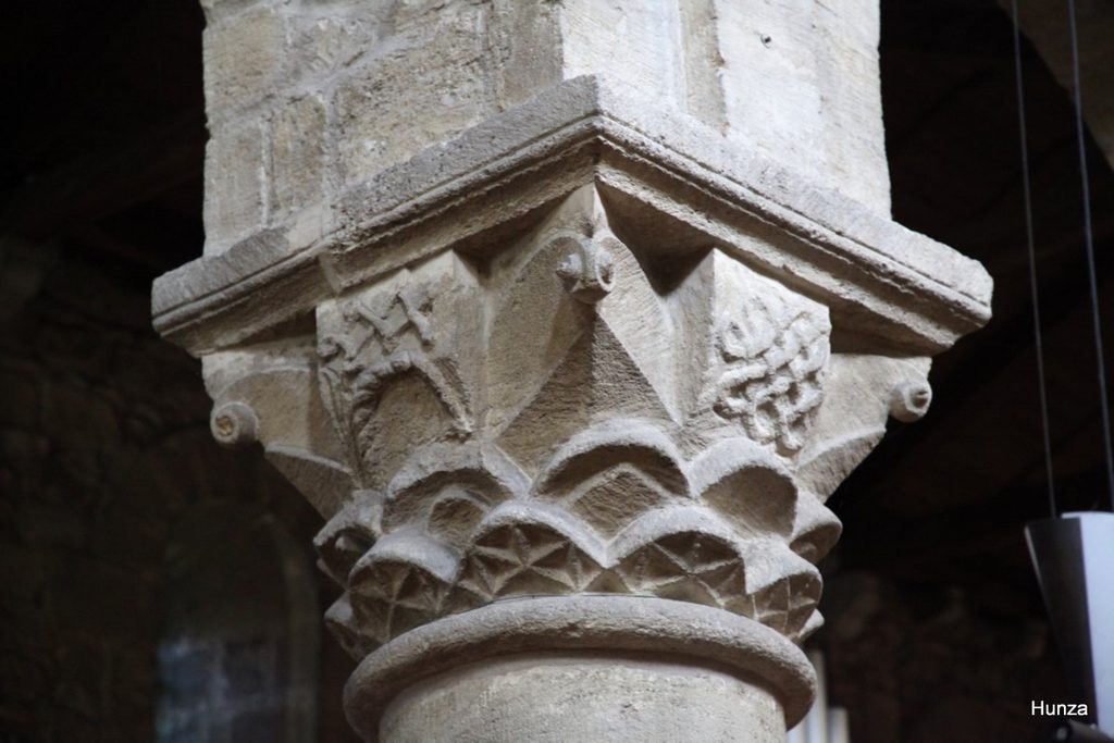 Chapiteau dans l’église Sainte-Anne de Gassicourt à Mantes-la-Jolie