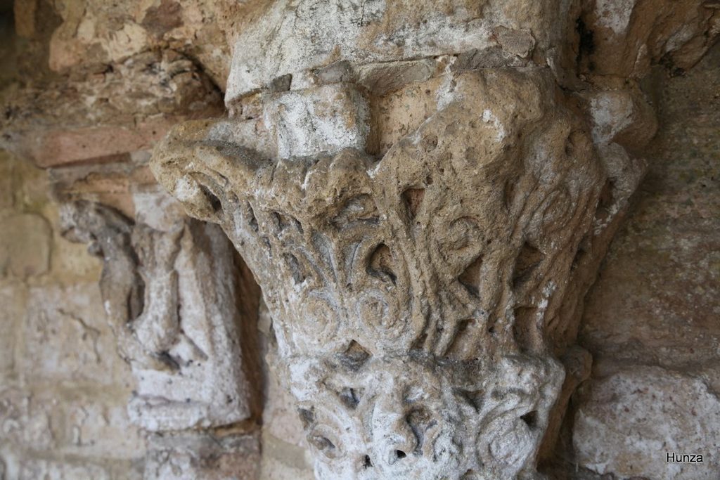 Chapiteaux du mur ouest de la crypte de l'abbaye Saint-Arnoul à Crépy-en-Valois