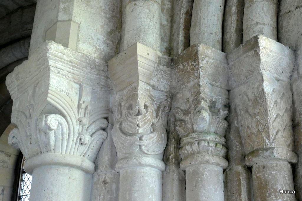 Chapiteaux sculptés de l'église de Morienval
