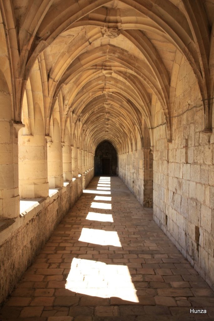 Galerie voûtée du grand cloître de la chartreuse Saint-Sauveur