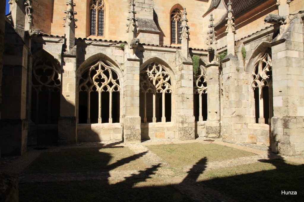 Petit cloître de la chartreuse Saint-Sauveur à Villefranche-de-Rouergue