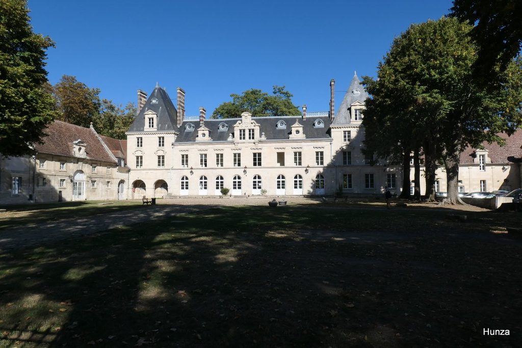 Château d’Aramont à Verberie avec sa cour et ses bâtiments