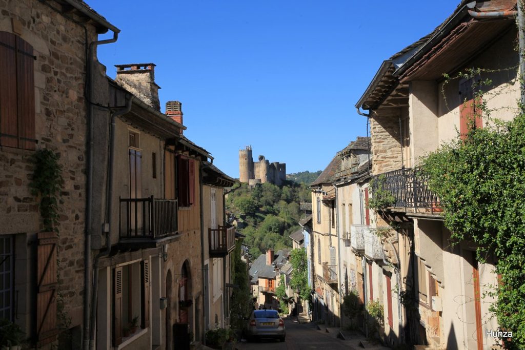 Château de Najac vu depuis la rue du Barriou