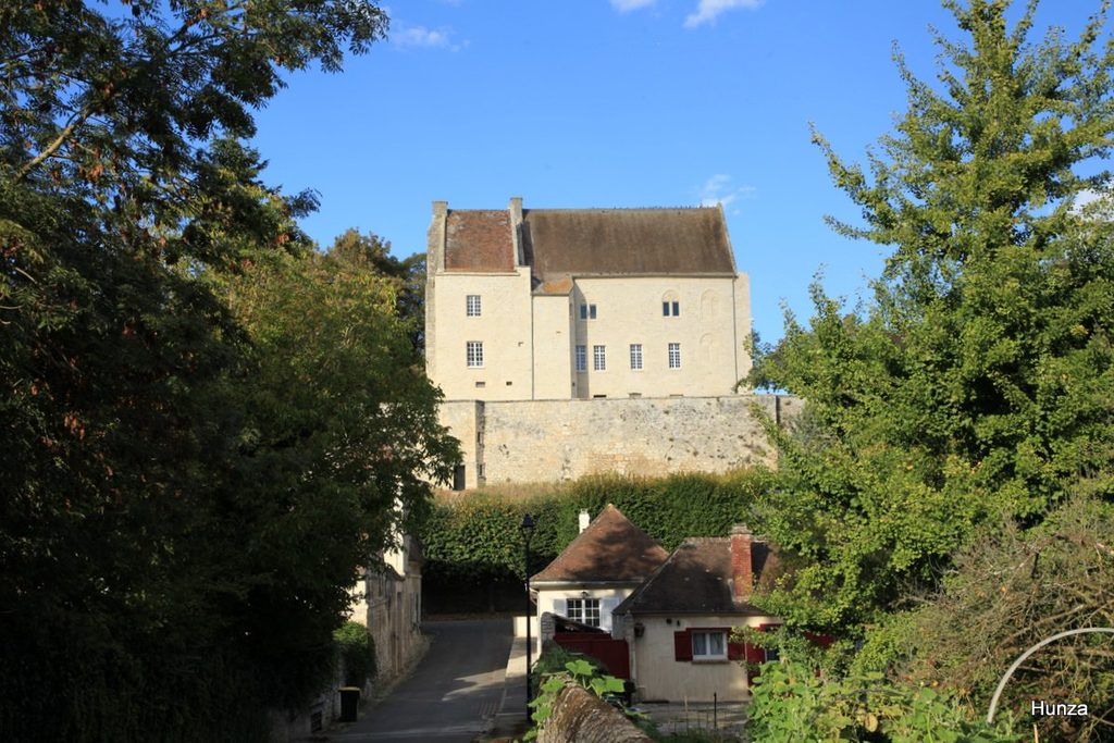 Château Saint-Aubin dominant les remparts de Crépy-en-Valois