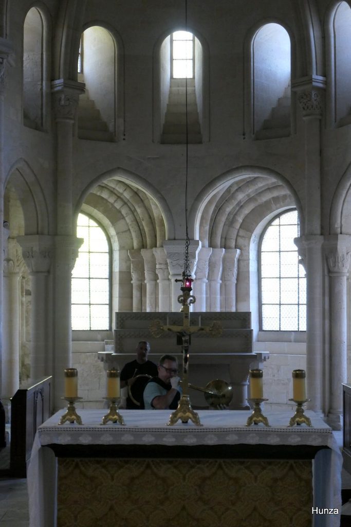 Chœur de l'église de Morienval avec ses arcades et ses fenêtres