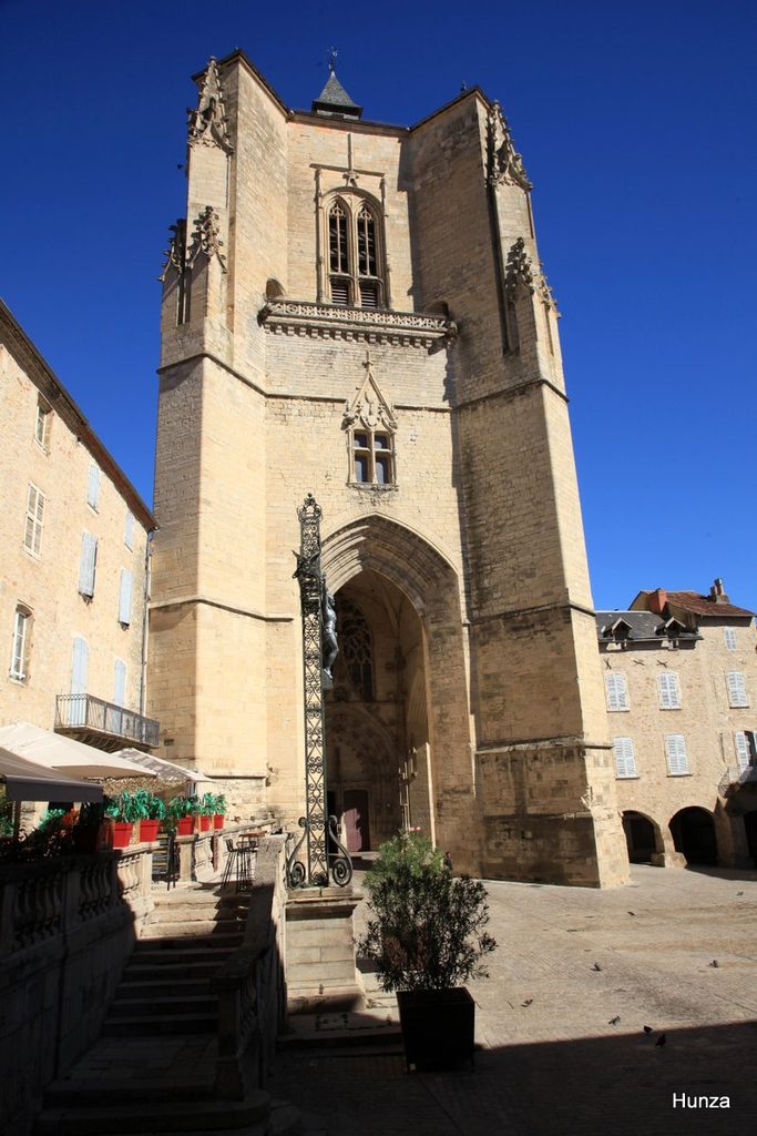 Clocher de la collégiale Notre-Dame dominant la place Notre-Dame à Villefranche-de-Rouergue