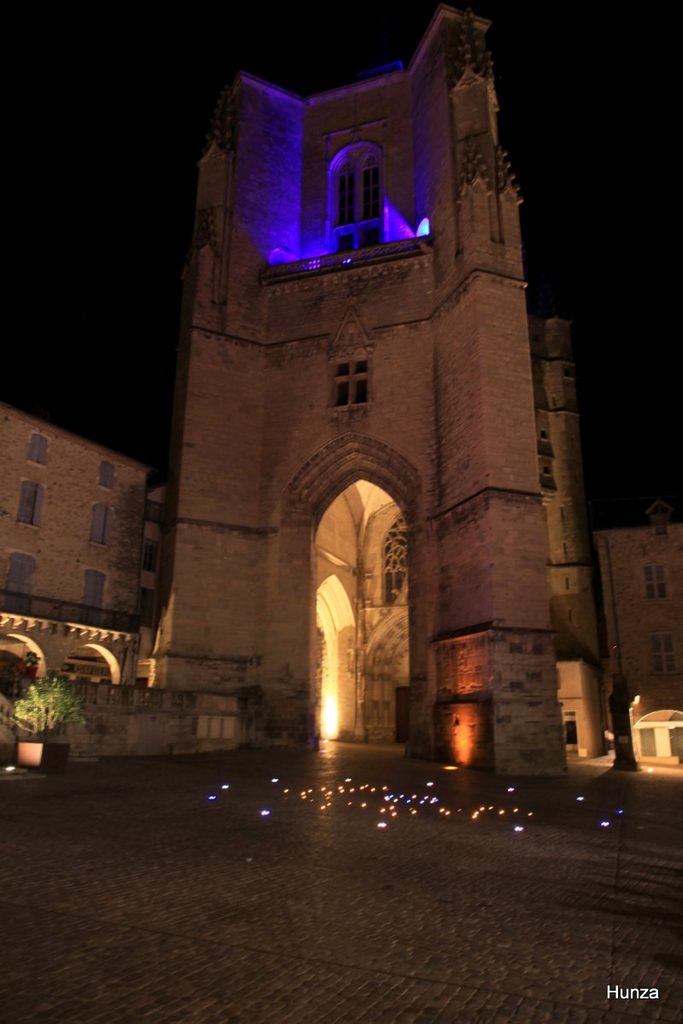 Clocher de la collégiale Notre-Dame illuminé la nuit à Villefranche-de-Rouergue