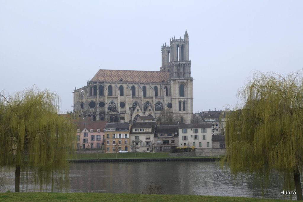 Collégiale Notre-Dame de Mantes-la-Jolie vue depuis l’île aux Dames