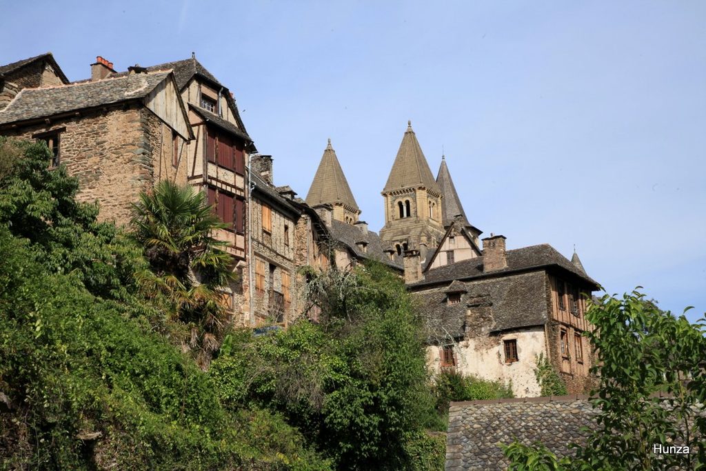 Conques vue d’en bas depuis le chemin qui longe les anciennes enceintes