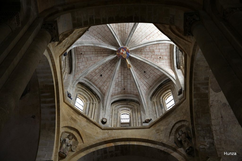 Coupole gothique à la croisée du transept de l’abbatiale Sainte-Foy de Conques