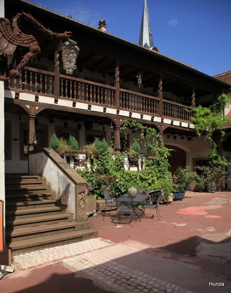 Cour de la maison du Domaine Albert Selz à Mittelbergheim
