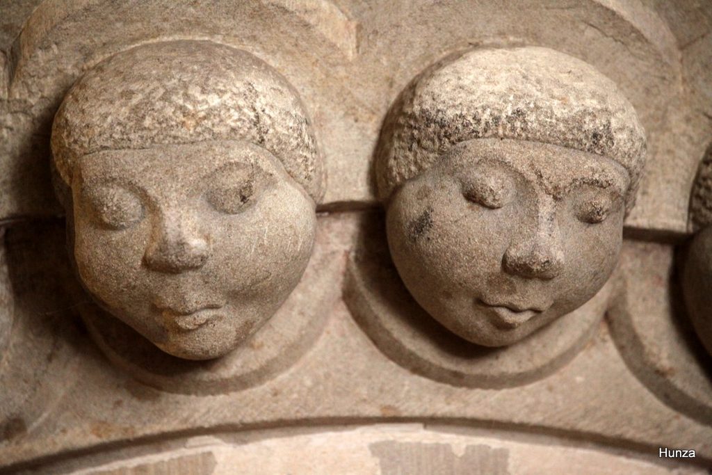 Détail des visages sculptés du chapiteau aux 21 têtes de l’église de Rosheim