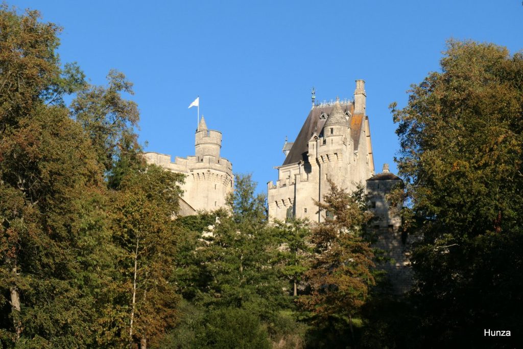 Donjon de Vez et ses fortifications dans la vallée de l'Automne
