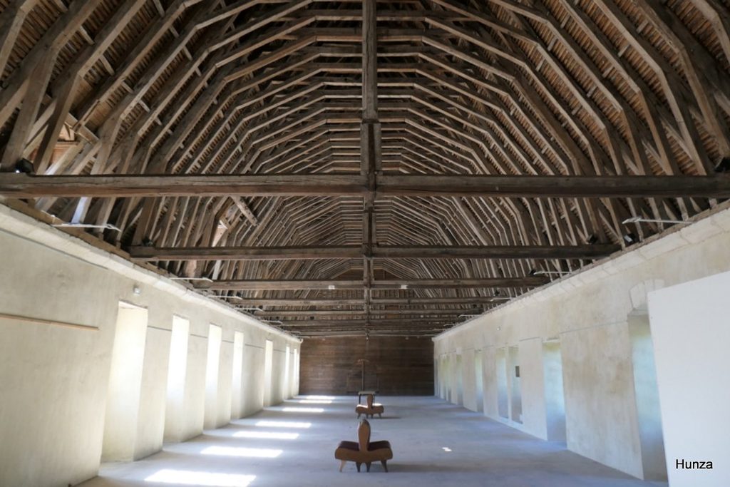 Grand dortoir de l'abbaye royale du Moncel et sa charpente en bois