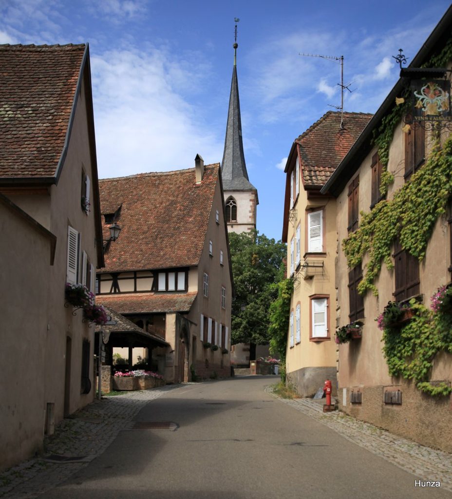 Rue Principale de Mittelbergheim dominée par l’église protestante Saint-Etienne