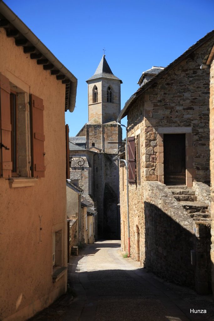 Église Saint-Jean-l’Évangéliste de Najac vue depuis la Porte de la Pique 