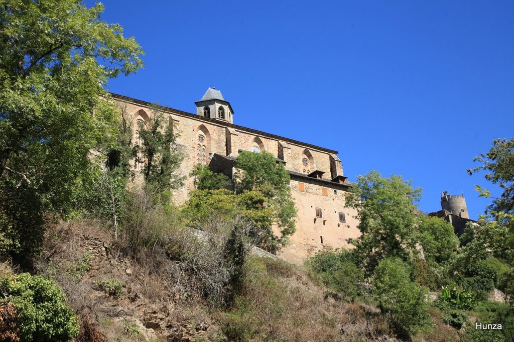ÉgliseSaint-Jean-l’Évangéliste et, à droite, le donjon de la forteresse royale de Najac.