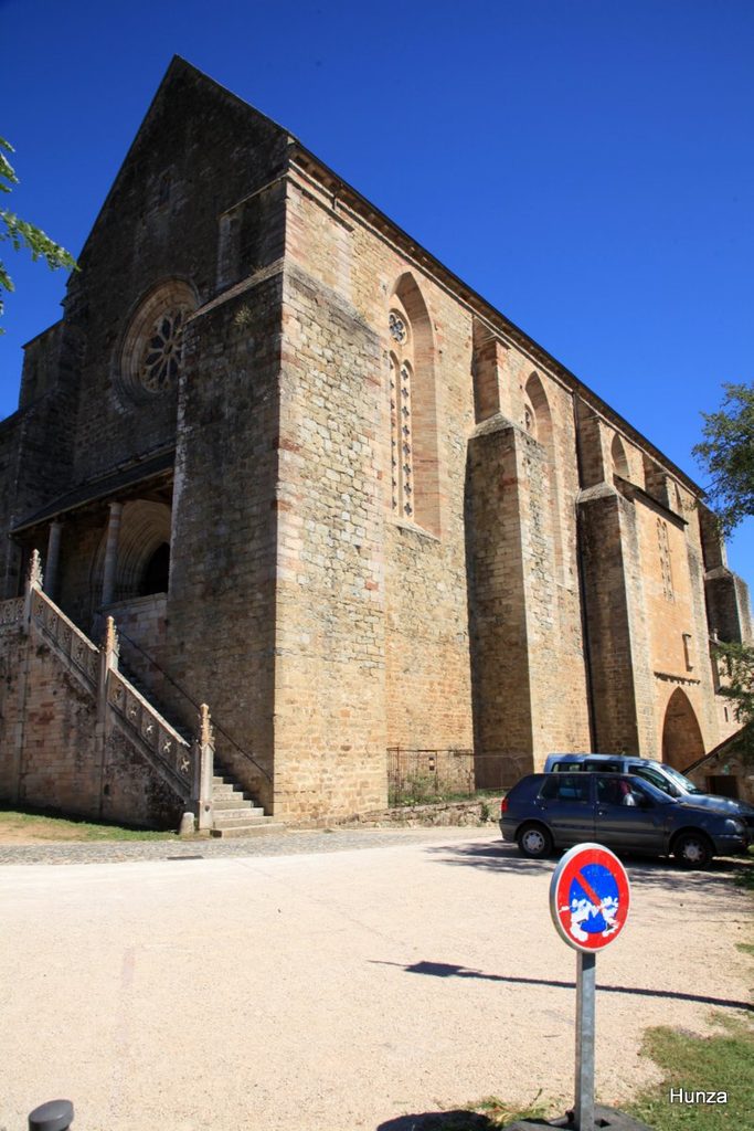 Côté sud de l’église Saint-Jean-l’Évangéliste de Najac avec ses murs dotés de contreforts