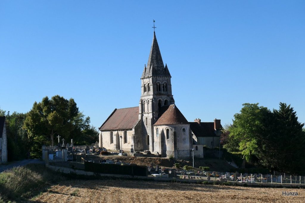Église Saint-Vaast de Saint-Vaast-de-Longmont vue depuis les champs