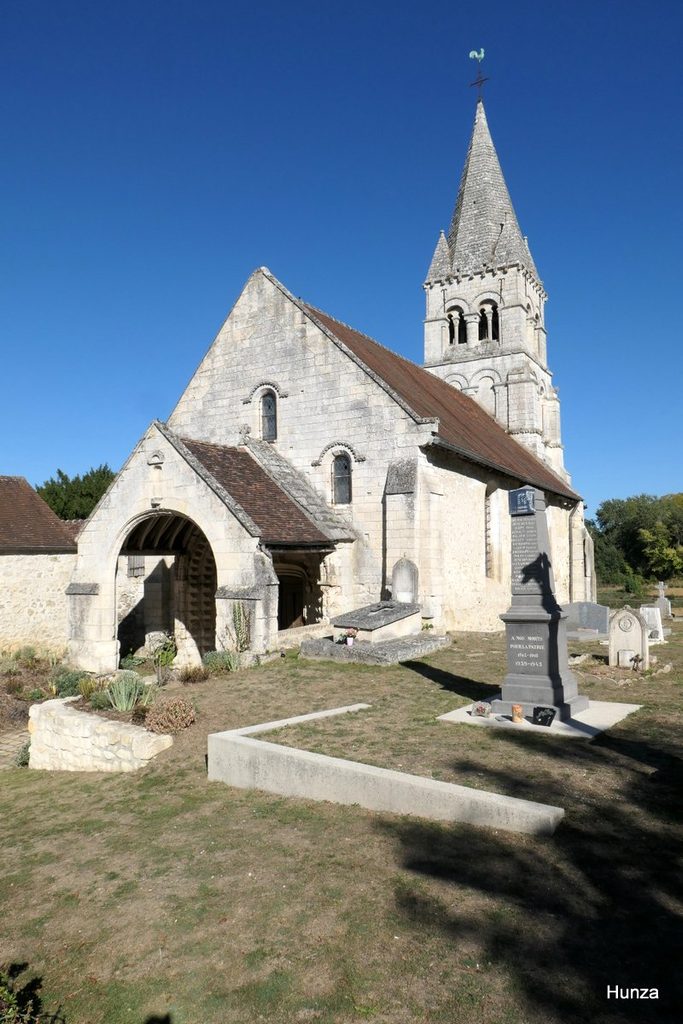 Église romane Saint-Vaast de Saint-Vaast-de-Longmont vue depuis le cimetière
