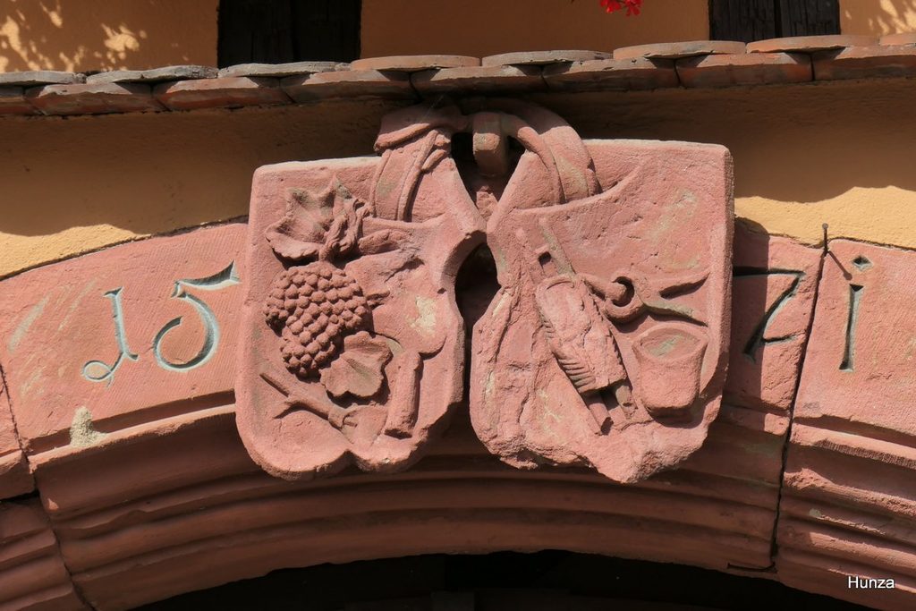 Emblème de vigneron sur un linteau de porte à Rosheim