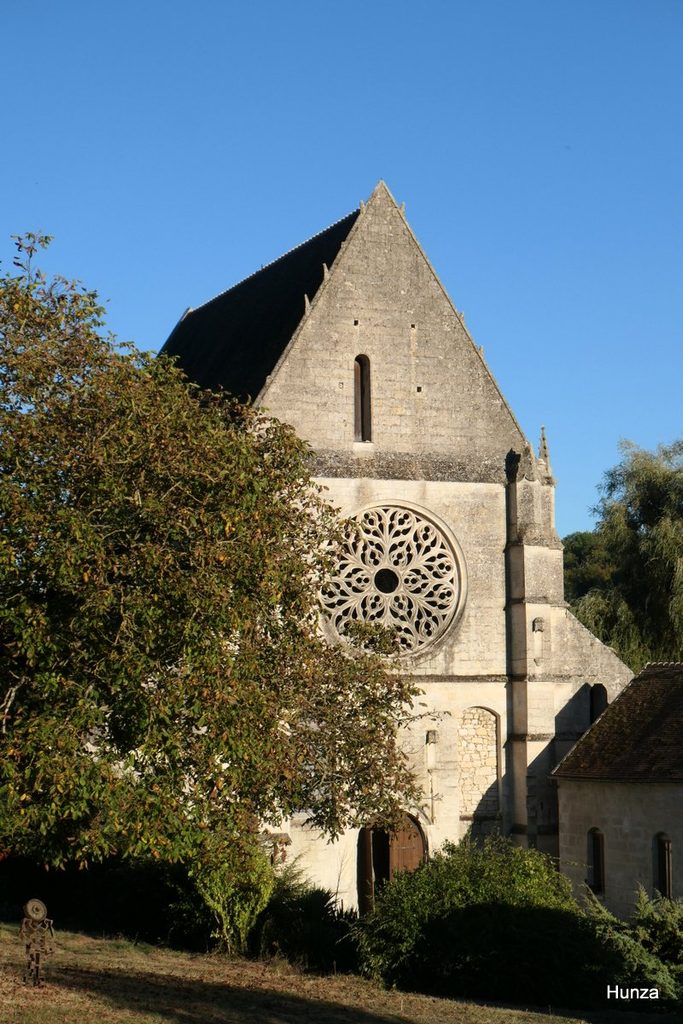 Façade de l’abbatiale de Lieu-Restauré avec sa grande rose flamboyante