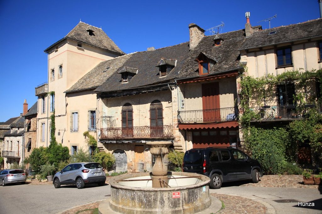 Fontaine sur la place du Faubourg à Najac