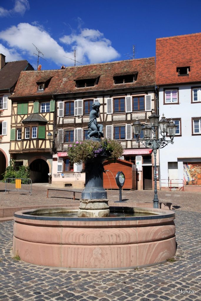 Fontaine sur la place de l'Hôtel de Ville à Barr