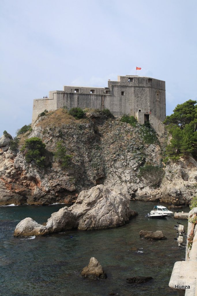 Fort Lovrijenac à Dubrovnik construit sur un éperon rocheux au bord de la mer