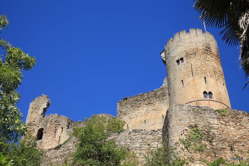 Forteresse royale de Najac vue depuis la rue Haute Alphonse de Poitiers