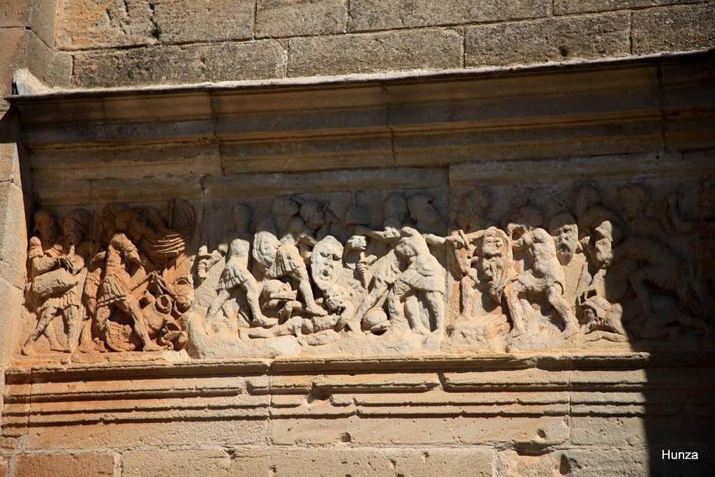Détail de la frise sculptée de l’église Saint-Pierre d’Assier