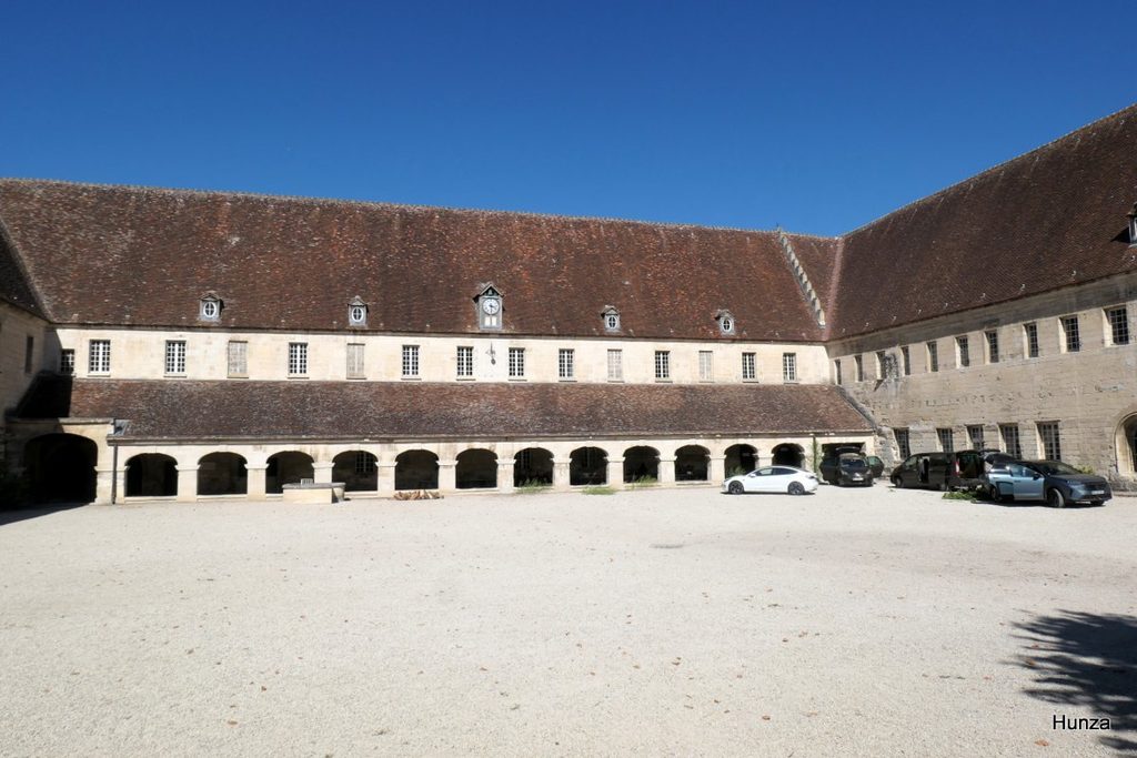 Grande cour intérieure de l'abbaye royale du Moncel à Pontpoint