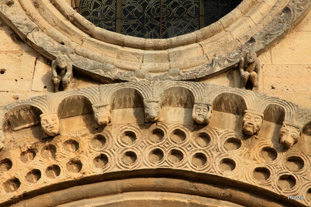 Détail des grotesques sculptés sur le portail de l’église Sainte-Anne de Gassicourt à Mantes-la-Jolie